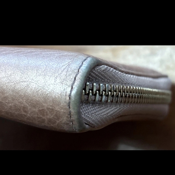 Gucci Pre Loved Embossed 'GGʻMetallic  ROSE GOLD COLOR Leather Wallet - Picture 4 of 7